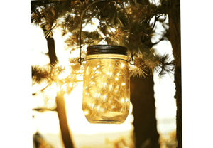 Solar lamp diameter 7 hoogte 14cm met 20 leds en een hanger, hangend in een boom