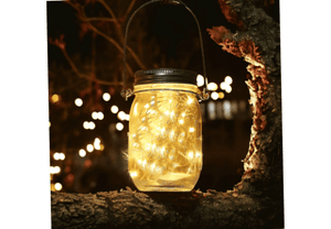 Solar lamp diameter 7 hoogte 14cm met 20 leds en een hanger staand op een boomtak in het donker