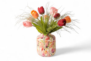 diverse kleuren tulpen in een gebloemde vaas-WInQ