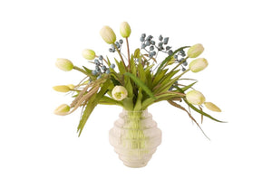 Productfoto van een boeket kunstbloemen van tulpen en zwarte bes op een glasvaas